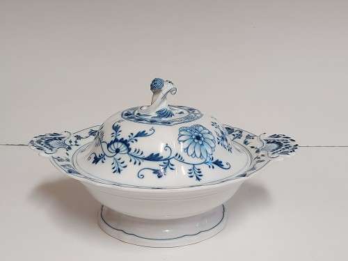 RARE VINTAGE MEISSEN BLUE ONION PATTERN TWIN HANDLED, LIDDED BOWL