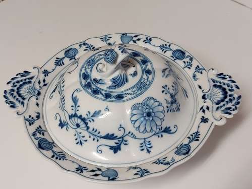 RARE VINTAGE MEISSEN BLUE ONION PATTERN TWIN HANDLED, LIDDED BOWL
