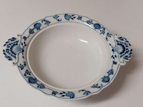 RARE VINTAGE MEISSEN BLUE ONION PATTERN TWIN HANDLED, LIDDED BOWL
