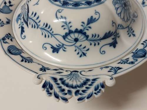 RARE VINTAGE MEISSEN BLUE ONION PATTERN TWIN HANDLED, LIDDED BOWL