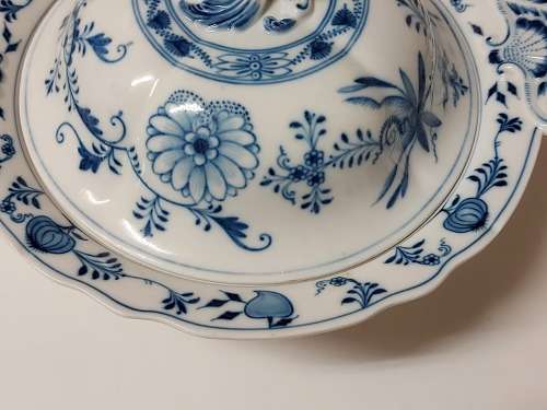 RARE VINTAGE MEISSEN BLUE ONION PATTERN TWIN HANDLED, LIDDED BOWL