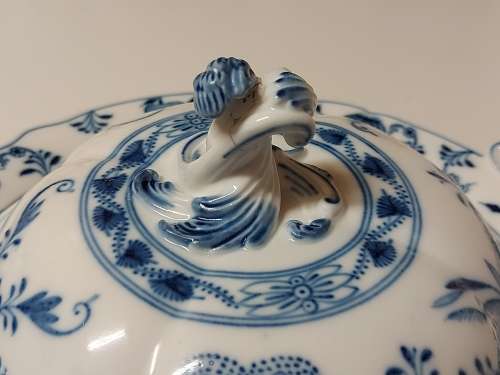 RARE VINTAGE MEISSEN BLUE ONION PATTERN TWIN HANDLED, LIDDED BOWL