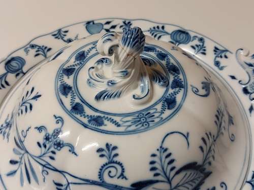 RARE VINTAGE MEISSEN BLUE ONION PATTERN TWIN HANDLED, LIDDED BOWL