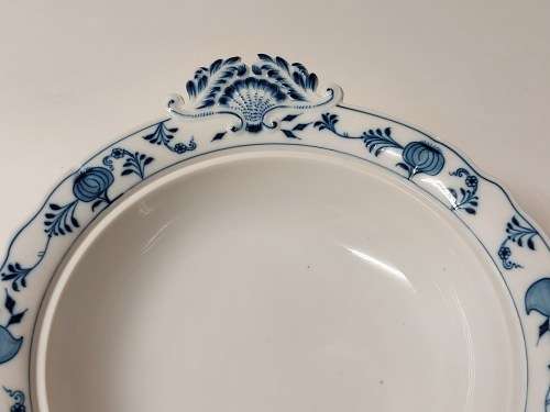 RARE VINTAGE MEISSEN BLUE ONION PATTERN TWIN HANDLED, LIDDED BOWL