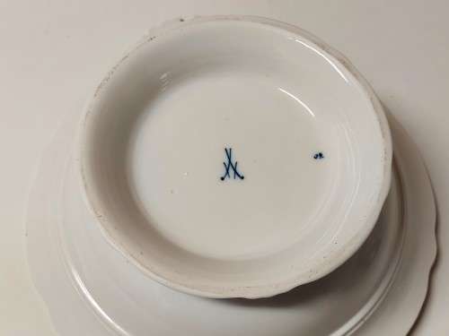 RARE VINTAGE MEISSEN BLUE ONION PATTERN TWIN HANDLED, LIDDED BOWL