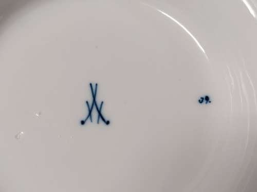 RARE VINTAGE MEISSEN BLUE ONION PATTERN TWIN HANDLED, LIDDED BOWL