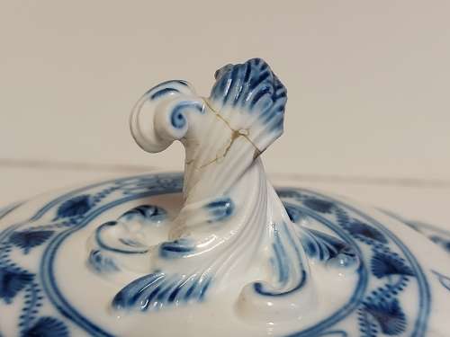 RARE VINTAGE MEISSEN BLUE ONION PATTERN TWIN HANDLED, LIDDED BOWL