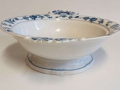 RARE VINTAGE MEISSEN BLUE ONION PATTERN TWIN HANDLED, LIDDED BOWL