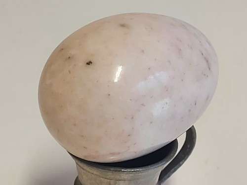 HIGHLY POLISHED GEMSTONE EGG, WEIGHING 178 GRAM