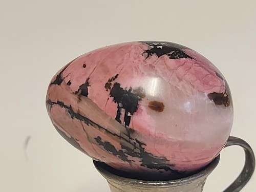 HIGHLY POLISHED GEMSTONE EGG, WEIGHING 120 GRAM