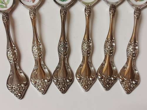 STUNNING CANTEEN HONG KONG COLLECTORS TREASURY SILVER PLATED JAPAN TEA SPOON SET