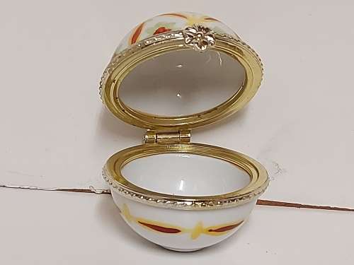PAIR OF FABERGE STYLE PORCELAIN SPHERICAL TRINKET BOXES WITH A BEAUTIFUL DESIGN