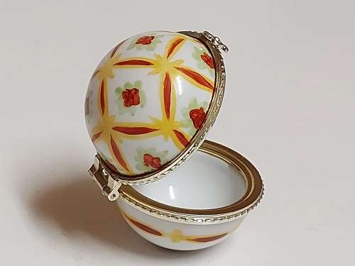 PAIR OF FABERGE STYLE PORCELAIN SPHERICAL TRINKET BOXES WITH A BEAUTIFUL DESIGN
