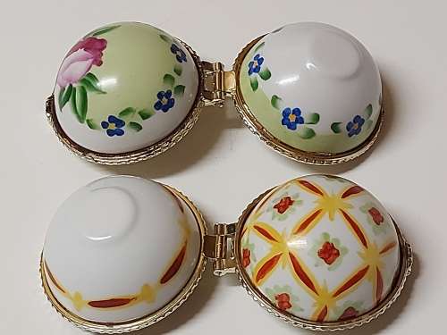 PAIR OF FABERGE STYLE PORCELAIN SPHERICAL TRINKET BOXES WITH A BEAUTIFUL DESIGN
