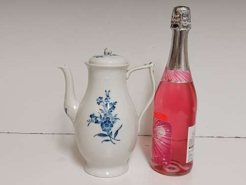 BEAUTIFUL ELEGANT AND TALL ROYAL COPENHAGEN MADE IN DENMARK PORCELAIN COFFEE POT