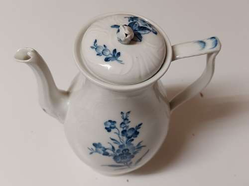 BEAUTIFUL ELEGANT AND TALL ROYAL COPENHAGEN MADE IN DENMARK PORCELAIN COFFEE POT