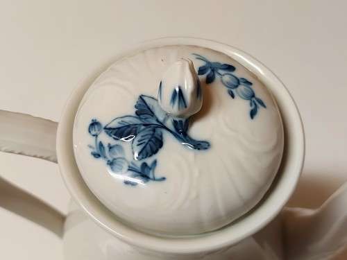 BEAUTIFUL ELEGANT AND TALL ROYAL COPENHAGEN MADE IN DENMARK PORCELAIN COFFEE POT