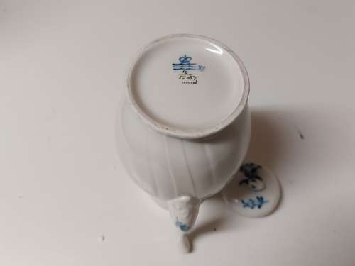 BEAUTIFUL ELEGANT AND TALL ROYAL COPENHAGEN MADE IN DENMARK PORCELAIN COFFEE POT