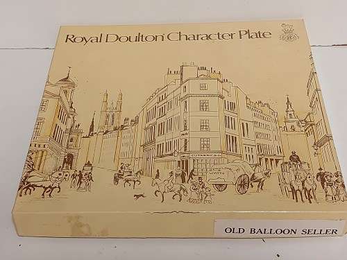 RARE VINTAGE ROYAL DOULTON OLD BALLOON SELLER D6649 PLATE IN MINT CONDITION, BOXED