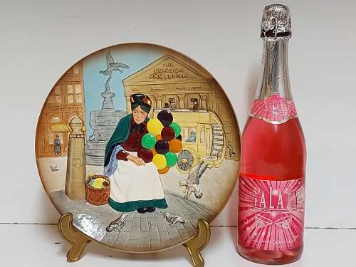 RARE VINTAGE ROYAL DOULTON OLD BALLOON SELLER D6649 PLATE IN MINT CONDITION, BOXED