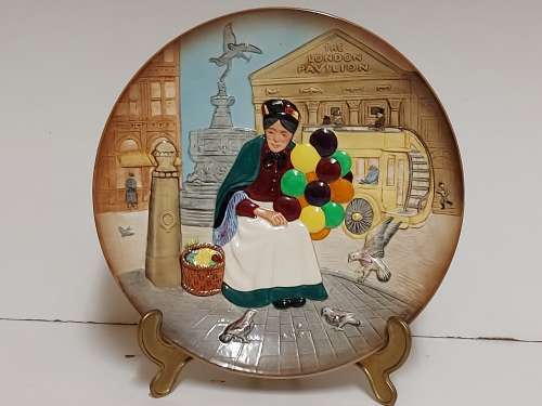 RARE VINTAGE ROYAL DOULTON OLD BALLOON SELLER D6649 PLATE IN MINT CONDITION, BOXED
