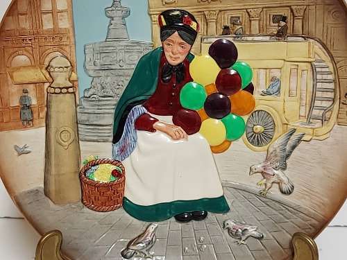 RARE VINTAGE ROYAL DOULTON OLD BALLOON SELLER D6649 PLATE IN MINT CONDITION, BOXED
