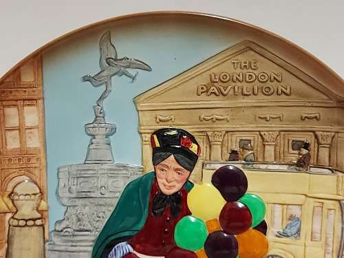 RARE VINTAGE ROYAL DOULTON OLD BALLOON SELLER D6649 PLATE IN MINT CONDITION, BOXED