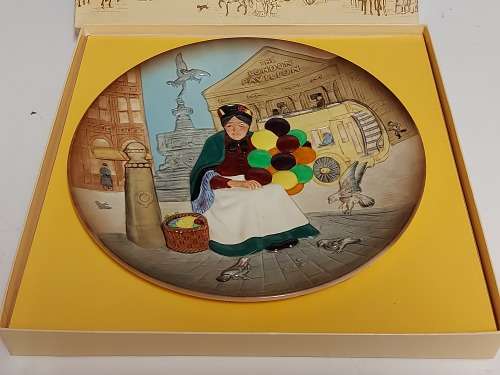 RARE VINTAGE ROYAL DOULTON OLD BALLOON SELLER D6649 PLATE IN MINT CONDITION, BOXED