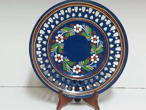 VINTAGE HUNGARIAN MAJOLICA DECORATIVE ART POTTERY PLATE, HAND PAINTED STUNNING FLORAL DESIGN