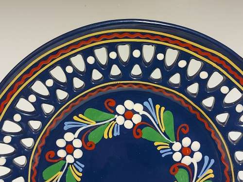 VINTAGE HUNGARIAN MAJOLICA DECORATIVE ART POTTERY PLATE, HAND PAINTED STUNNING FLORAL DESIGN