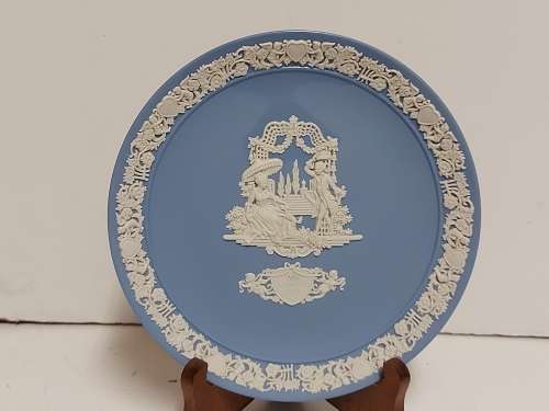 LIMITED EDITION WEDGWOOD BLUE JASPERWARE VALENTINE`S DAY 1984 PLATE WITH INTRICATELY CARVED IMAGES
