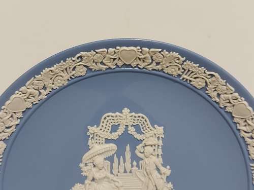LIMITED EDITION WEDGWOOD BLUE JASPERWARE VALENTINE`S DAY 1984 PLATE WITH INTRICATELY CARVED IMAGES