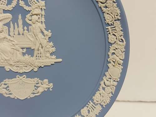 LIMITED EDITION WEDGWOOD BLUE JASPERWARE VALENTINE`S DAY 1984 PLATE WITH INTRICATELY CARVED IMAGES