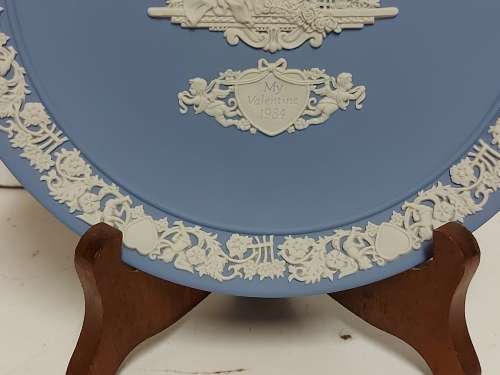 LIMITED EDITION WEDGWOOD BLUE JASPERWARE VALENTINE`S DAY 1984 PLATE WITH INTRICATELY CARVED IMAGES