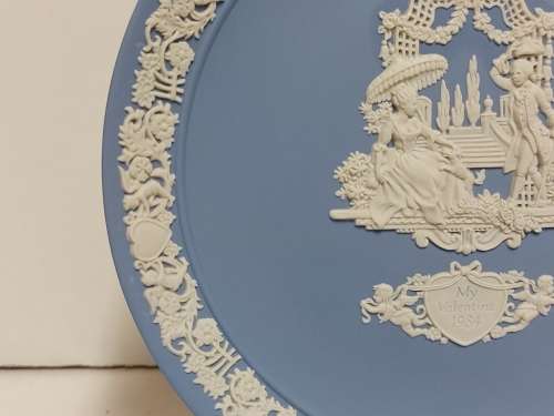 LIMITED EDITION WEDGWOOD BLUE JASPERWARE VALENTINE`S DAY 1984 PLATE WITH INTRICATELY CARVED IMAGES