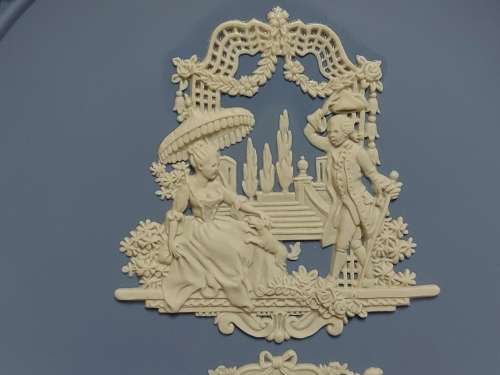 LIMITED EDITION WEDGWOOD BLUE JASPERWARE VALENTINE`S DAY 1984 PLATE WITH INTRICATELY CARVED IMAGES