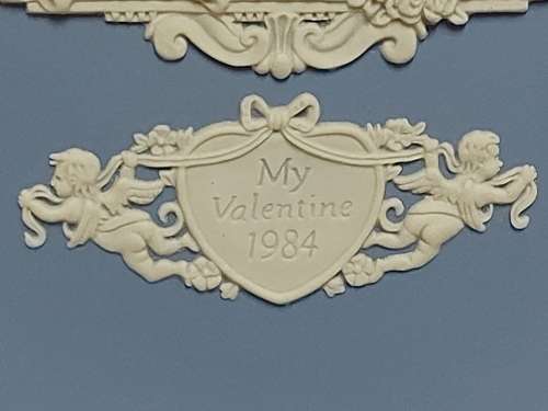 LIMITED EDITION WEDGWOOD BLUE JASPERWARE VALENTINE`S DAY 1984 PLATE WITH INTRICATELY CARVED IMAGES