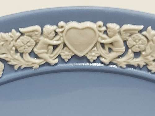 LIMITED EDITION WEDGWOOD BLUE JASPERWARE VALENTINE`S DAY 1984 PLATE WITH INTRICATELY CARVED IMAGES