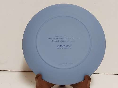 LIMITED EDITION WEDGWOOD BLUE JASPERWARE VALENTINE`S DAY 1984 PLATE WITH INTRICATELY CARVED IMAGES