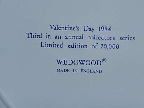 LIMITED EDITION WEDGWOOD BLUE JASPERWARE VALENTINE`S DAY 1984 PLATE WITH INTRICATELY CARVED IMAGES