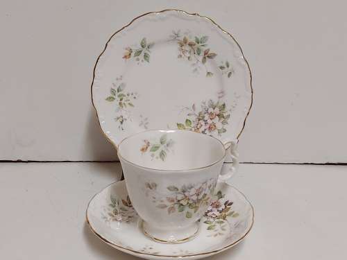 STRIKING VINTAGE ROYAL ALBERT BONE CHINA HAWORTH TEA TRIO