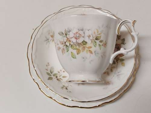 STRIKING VINTAGE ROYAL ALBERT BONE CHINA HAWORTH TEA TRIO