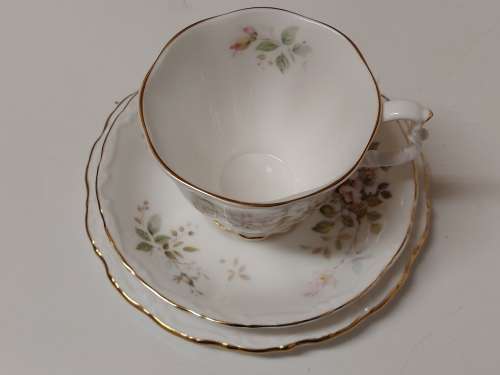 STRIKING VINTAGE ROYAL ALBERT BONE CHINA HAWORTH TEA TRIO
