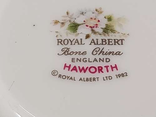 STRIKING VINTAGE ROYAL ALBERT BONE CHINA HAWORTH TEA TRIO