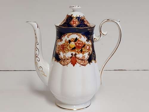 GORGEOUS AND ELEGANT VINTAGE ROYAL ALBERT BONE CHINA HEIRLOOM COFFEE POT IN MINT CONDITION