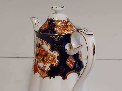 GORGEOUS AND ELEGANT VINTAGE ROYAL ALBERT BONE CHINA HEIRLOOM COFFEE POT IN MINT CONDITION