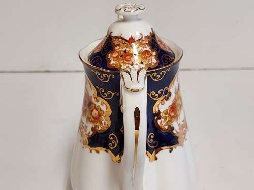 GORGEOUS AND ELEGANT VINTAGE ROYAL ALBERT BONE CHINA HEIRLOOM COFFEE POT IN MINT CONDITION