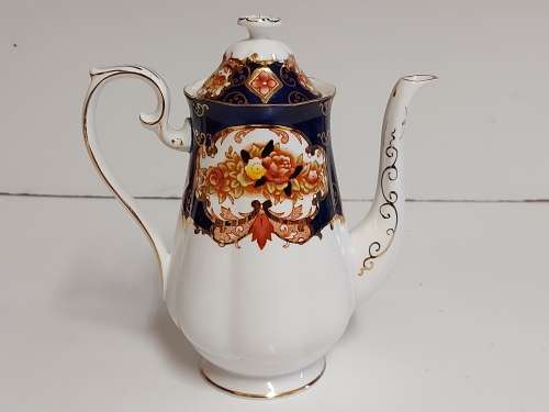 GORGEOUS AND ELEGANT VINTAGE ROYAL ALBERT BONE CHINA HEIRLOOM COFFEE POT IN MINT CONDITION
