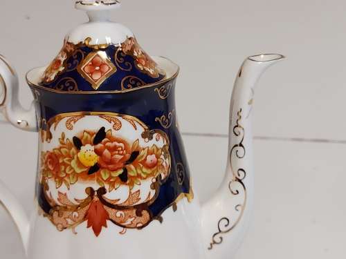 GORGEOUS AND ELEGANT VINTAGE ROYAL ALBERT BONE CHINA HEIRLOOM COFFEE POT IN MINT CONDITION