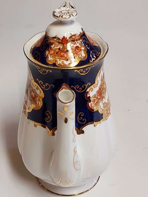 GORGEOUS AND ELEGANT VINTAGE ROYAL ALBERT BONE CHINA HEIRLOOM COFFEE POT IN MINT CONDITION